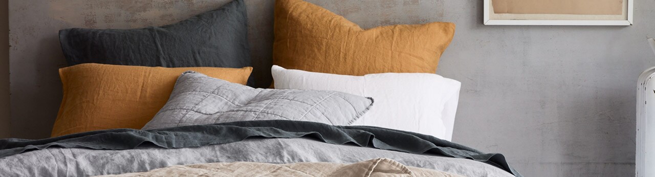 To the trade linen banner